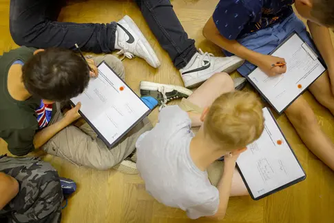 Kinder füllen einen Fragebogen auf