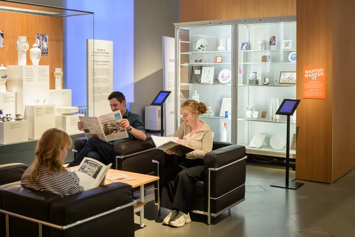 Ausstellungsraum mit Porzellanfiguren