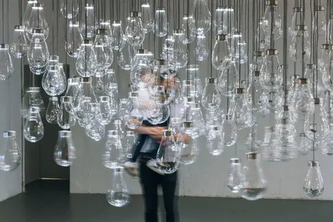 Raum mit Glühlampen