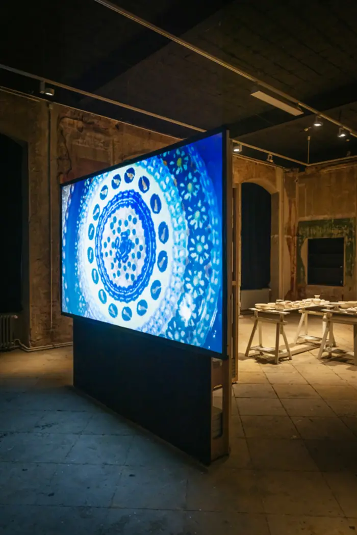 Videoinstallation und Töpferregal in der Ausstellung "Ode an das Handwerk" im Japanischen Palais