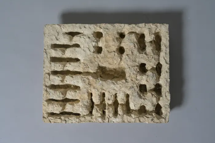 Rechteckige Keramikkunst mit Löchern