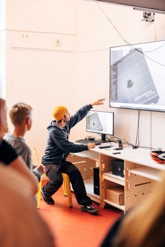ein Mann zeigt etwas auf einem PC-Bildschirm